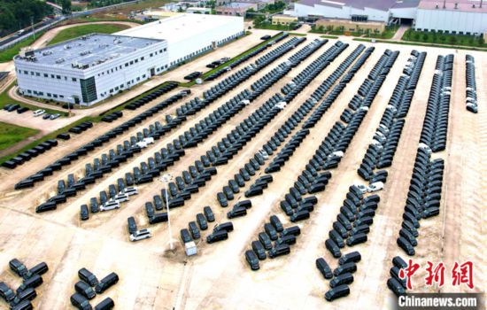 資料圖為福建福州，福建奔馳汽車(chē)有限公司生產(chǎn)的商務(wù)車(chē)。（無(wú)人機照片） <a target=