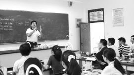 落實(shí)新課標，教師要超越“教書(shū)”走向“育人”